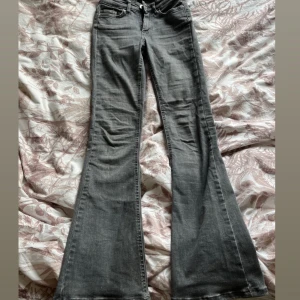 ONLY midwaist bootcut jeans - Gråa snygga midwaist bootcut jeans💗 finns en liten fläck men inget man lägger märke till (bild2)