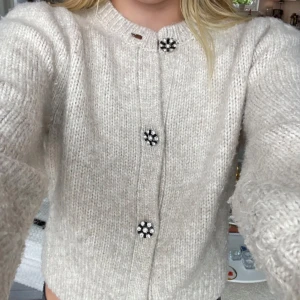 Supersöt kofta från zara!! 💋🥂 - Säljer denna söta kofta från zara ! Jättefin nu till hösten ! Den är storlek 140 men skulle säga att den är mer åt 160 hållet då den är stor i storleken 