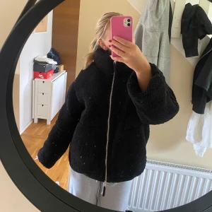 Teddyjacka HM - Säljer min svarta pile/teddy jacka från HM. Den är köpt förra året och är sparsamt använd. Jättesnygg och varm!💕 (kan även tänka mig att byta mot en brun i större storlek). Många intresserade så lägg gärna prisförslag, högsta bud just nu är 800kr!