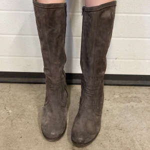 Boots - Fina boots i strl 37-38. Nån fläck på västra men annars inget annat❤️ I sammet. 