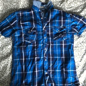 Skjorta - Endast använd ett fåtal gånger då den blivit för liten för honom