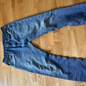 Levi’s - Tja! Jag säljer ett par Levi’s jeans i strl 30 30. De har en liten diskret lagning mellan bena som inte syns. Byxorna är rätt så små i storleken så de passar dig som är ca 170 skulle jag tro. De har ett normalt slitage. Hör av er vid frågor.