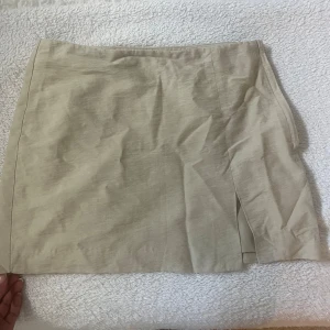Grön minikjol  - Minikjol i jättefin olivgrön/ljusgrön färg. Köpt här på plick men passar mig tyvärr inte, därav inga bilder med den på! Fin liten slits vid sidan💚