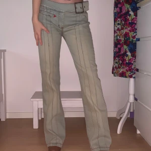 Lågmidjade jeans  - Lågmidjade jeans i storlek M. Oanvända, från märket Nicolé Jeans. För bara 280kr 🩵