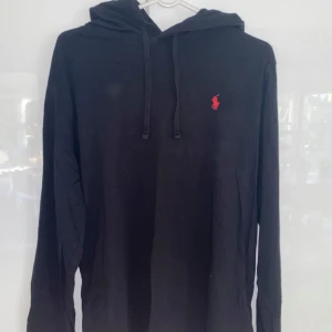 Ralph lauren hoodie - Säljer min Ralph lauren hoodie för den inte kommer till användning. Skick 8/10. Nypris 1200kr
