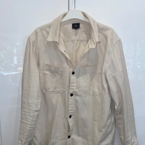 Beige skjorta från H&M - Säljer en stilren beige overshirt från H&M. Skick 7/10