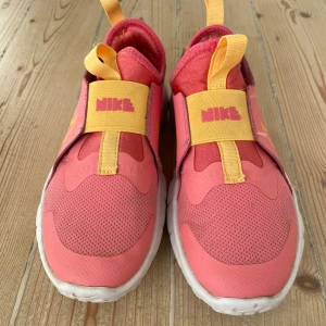 Nike skor - Rosa barnskor. Storlek 33. Använda inomhus som idrotsskor 