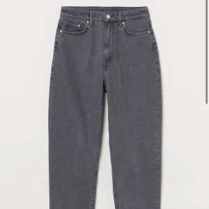 Hm jeans - Mycket bra skick, använda fåtal gånger. Skicka meddelande om du vill ha fler bilder.