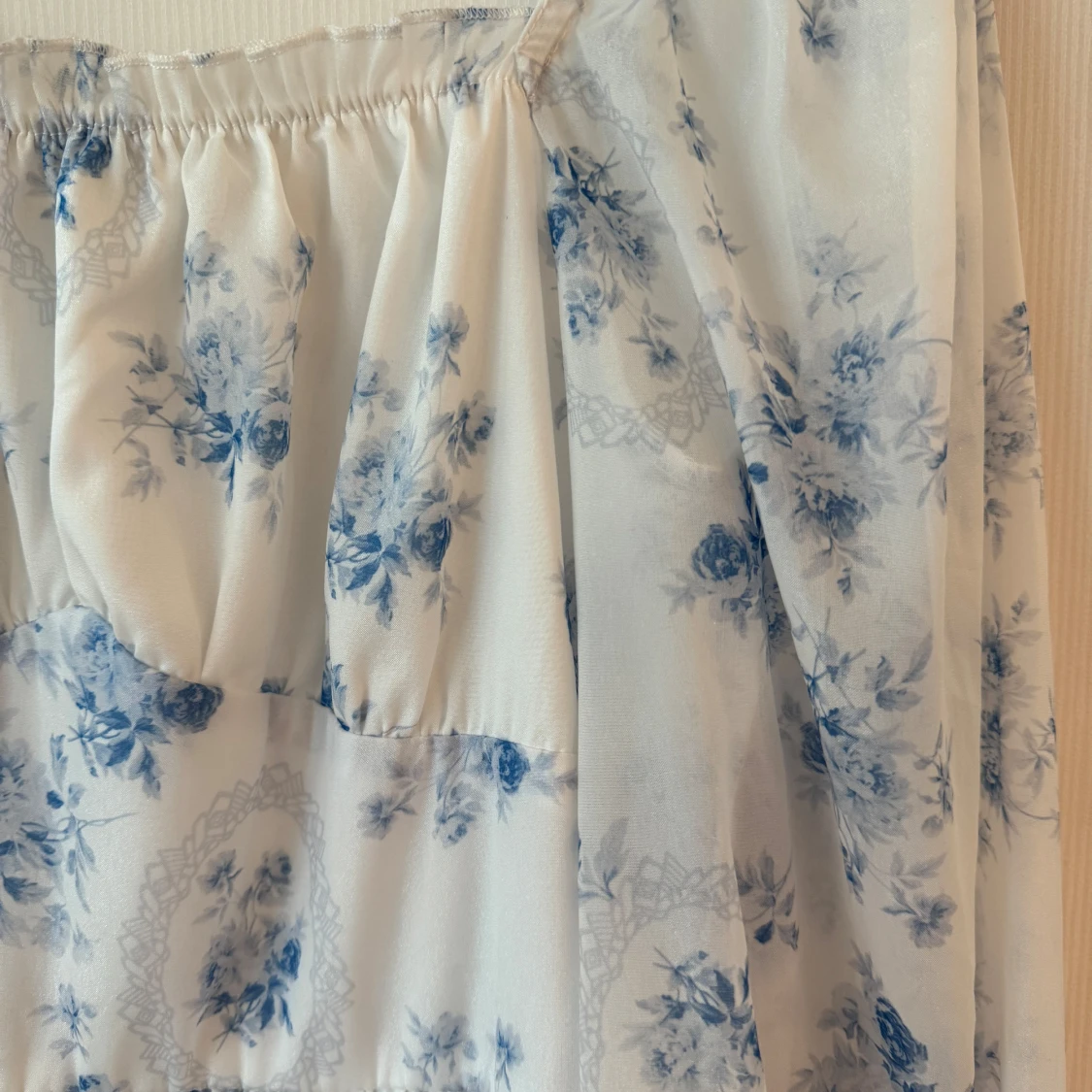 Vit och blå blommig långklänning - 90