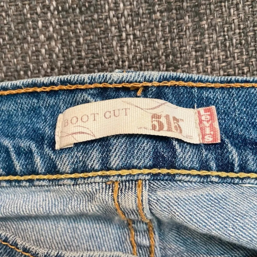 Så nice Levis jeans som är lågmidjade och utsvängda! Inga märkbara defekter 😊😊 Passar mig i längden som är 166, passar lite längre också!. Jeans & Byxor.