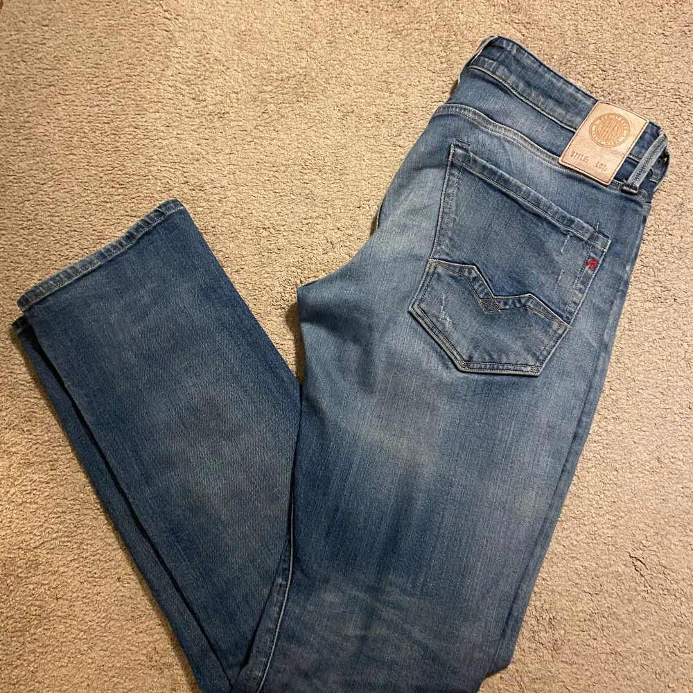 Säljer dessa replay jeans ny pris 1200 mitt pris 550. De hade passat dig om du är runt 180-185. skick 9/10 skriv över det minsta lilla mvh Alexander. . Jeans & Byxor.