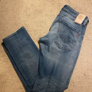 Säljer dessa replay jeans ny pris 1200 mitt pris 550. De hade passat dig om du är runt 180-185. skick 9/10 skriv över det minsta lilla mvh Alexander. 