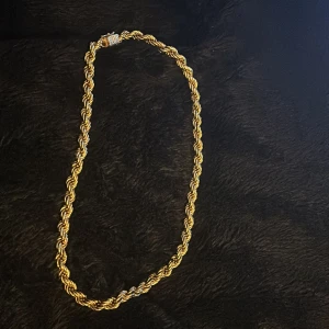 18k Cordell kedjor - 18k platerade kedjor, halsbandet är 65cm långt, 10 mm tjockt och är i bra skick, Armbandet är 21cm långt, 10mm tjockt och är nästan helt nytt, båda är köpta fråm kejsar.se, dustbag finns till båda två. Om man inte vill köpa båda går det att lösa.