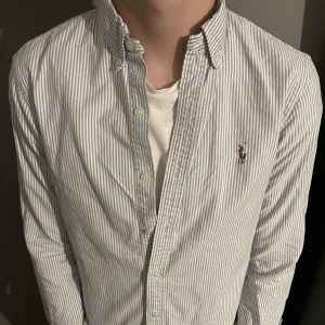 Ralph Lauren skjorta  - Säljer en snygg randig Ralph Lauren skjorta i storlek slimfit S. Hör av er för frågor 😁  Länd på modellen: 188cm
