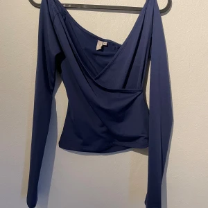 Off shoulder topp - Köpte denna förra året men inte fått så mycket användning för den. Eftersom den knappt är använd är den som ny. Toppen är i xxs men normalt sett har jag xs och funkar bra för mig också🩷