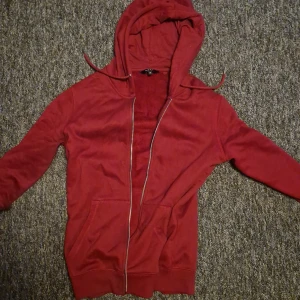 Röd zipup hoodie - Riktigt skön zip up hoodie  Från Zalando tror jag  De bara o skriva om ni har frågor