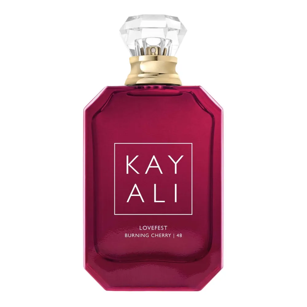 Kayali parfym i lukten burning cherry. Mycket mer än halva kvar.  Nypris 50 ml: 1 129 kr Nypris 10 m: 319 kr.  Säljer för 800kr. Parfym.