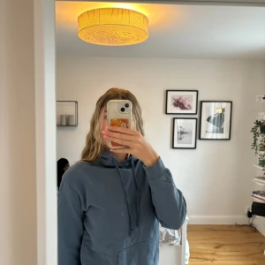 Blå hoodie - Fin hoodie från Cubus. Använd men i bra skick.säljer dp den börjar bli något liten