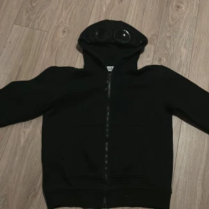 C.P.company huddi  - Svart C.P.company huddi storlek M jätte bra skick ser helt sprillans ny ut. Pris kan diskuteras 