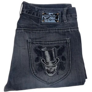 Affliction jeans - Affliction jeans. W36. Lagningar (bild 3-5) [Ytterbenslängd 113cm] [Innerbenslängd 81cm] [Midja 46cm] [Benöppning 23cm]