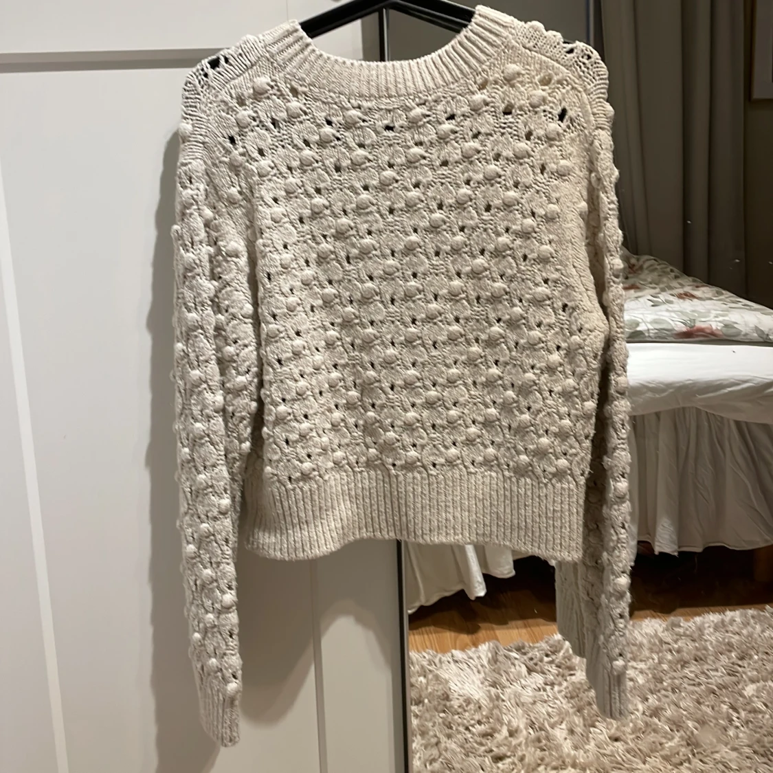 Beige stickad tröja med strukturmönster - 91