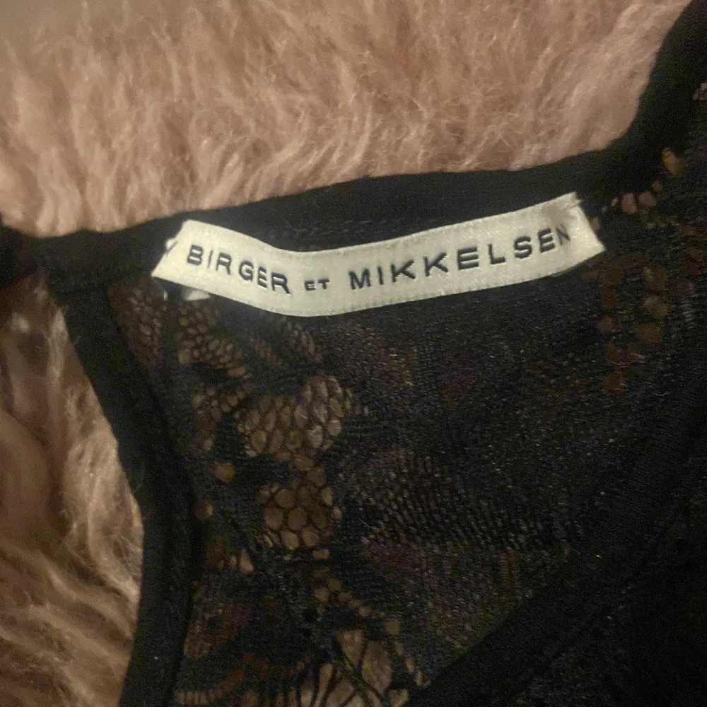 Jätte fin spets topp från Day Birger Mikkelsen, vet inte vilken storlek det är men skulle säga s-m. Bra skick.hör av dig om du har frågor 💕. Puserot.