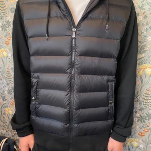 Ralph Lauren Cardigan/Jacka - Säljer denna cardigan/jackan. Den är i väldigt fint skick. Inte använd alls mycket. 