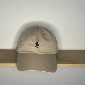 Ralph lauren keps - As snygg keps från Ralph lauren i nyskick. Säljer då den inte används. Hör av dig vid frågor😊