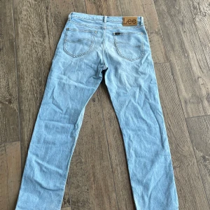 Ljusblå jeans från Lee - Säljer dessa lee jeans då jag har växt ur dem. dem är i princip oanvända. Priset går att diskutera