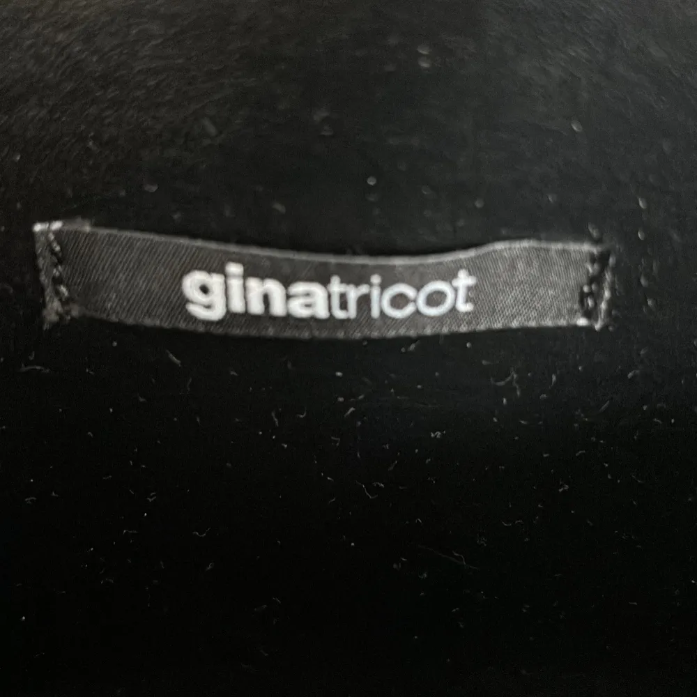 Oanvänd, svart ginatricot axelremsväska. Tillhörande gullig axelrem med nitar på Finns ej kvar att köpa i butik! Finns i Enköping Köpare står för frakt😇😇. Laukut & Käsilaukut.