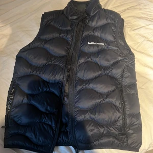 Väst  - En skön och snygg peak performance väst, de är använd ett fåtal gånger. Nypris 1300 