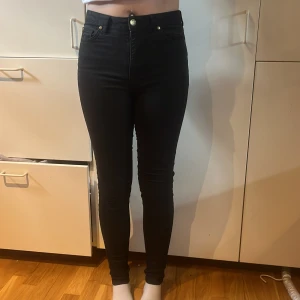 Skinny jeans  - Jätte fina svarta jeans , från Cubus. Storlek 26. Passar både XS och S. Dom är super fina och sitter jätte fint på. Sitter perfekt i längd på mig och jag är kring 160, någon centimeter längre än det. Köpta för 399 men vi säljer för 150. 
