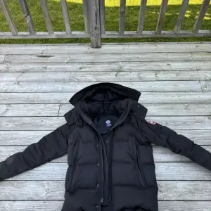 Äkta Canada Goose-jacka i storlek L, i mycket fint skick och endast använd fyra gånger. Kvittot följer med.Kontakta mig för mer info! Priset går att diskutera!