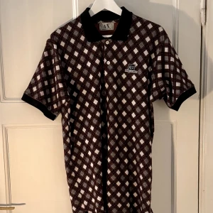 Armani Exhange vintage piqeskjorta - Väldigt snygg vintage Armani skjorta i 100% bomull. Storlek M/L Skriv gärna ifall ni har frågor :)