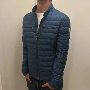 Reset going din jacka  - Säljer denna dunjacka från märket Reset going. Nypris ca 3299, köp för endast 499. Storlek S men passar även M. Modellen är 170 och väger 70kg. Hör av dig vid frågor eller funderingar!