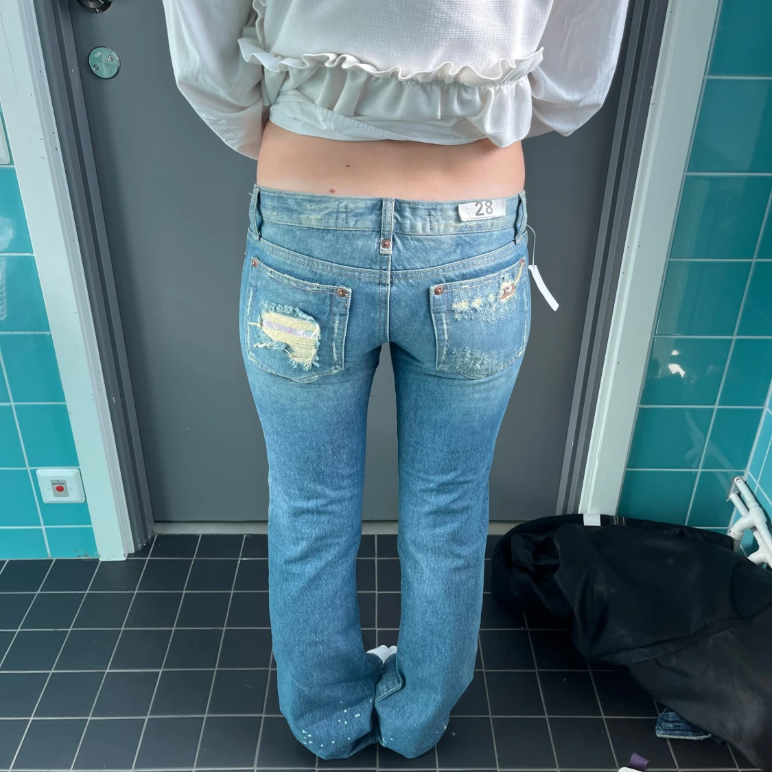 Ljusblå jeans med slitningar - 91
