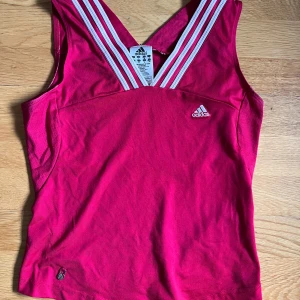 Adidas tröja Y2K  - Jättefin adidaströja från 2000-talet. Bra skick och passar storlek S/XS💕