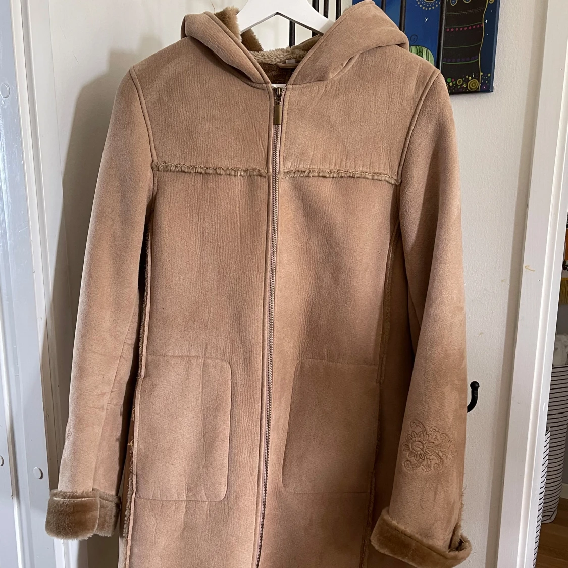 Beige jacka med huva och broderi