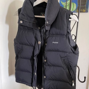 Peak puffväst - Väst puffig från Peak. Fett grisch eller fett söder beroende på styling! Passar XS-S.