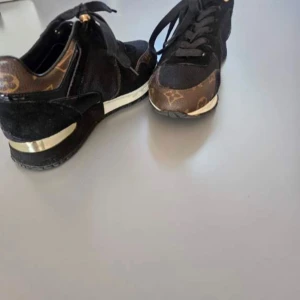 LV sportskor dam - Varsamt använda Säljes enligt bild