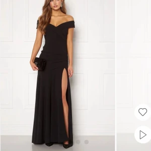 Svart balklänning - Säljer denna klänning från märket Goddiva, köpt för 1100 från Bubbleroom.  Köpt från Plick men i gott skick då den endast användts ett fåtal gånger, säljer då den inte kommer till användning.