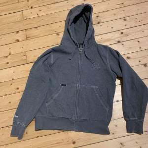 Supernsygg Vintage Marc Ecko - Fin hoodie med många detaljer, sällsynt plagg. Bra slitstarkt tyg.  Killen på bilden är 180cm Kan möta upp i Stockholm