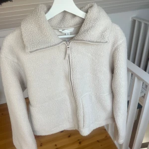 Teddy jacka från HM - Säljer denna Teddyjacka som är helt slutsåld. Helt oanvänd, prislapp kvar!Skriv för fler bilder!!💕