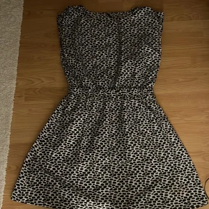 Klänning - Kort ärmad klänning. Leopard möstrad. Bra skick