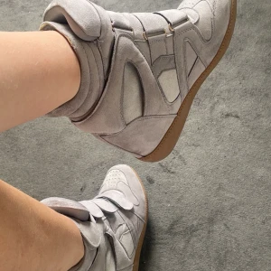 Isabel marant liknande skor - Ett par Isabel Marant liknande skor, storlek 37 🤍Använd 2-3 gånger, så mycket fint skick! Hör gärna av dig vid eventuella frågor :) 