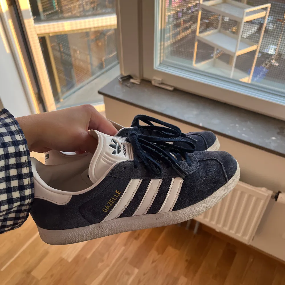 Jättefin blå skor från adidas, fint skick!!. Skor.