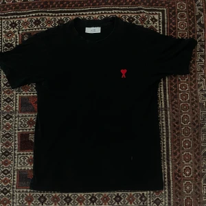 Ami T-shirt  - En otroligt snygg och trendig ami t-shirt. Nypris 1300. Sparsamt använd. Nästan som nyskick. 