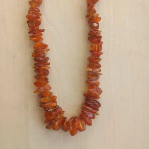 Bärnsten pärlor. - Äkta bärnsten pärlor från Estland.