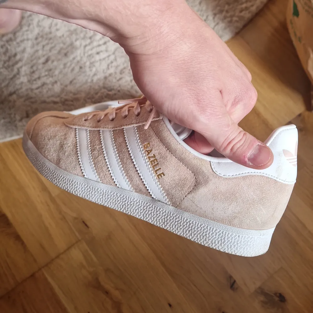 Adidas Gazelle strl 39 1/3. Använda 4 ggr. Nypris 995 kr. Skor.