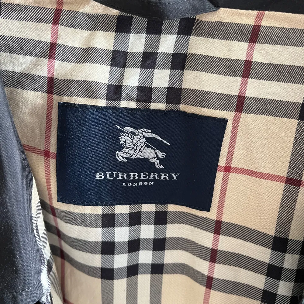 Snygg jacka från burberry! Perfekt på hösten. . Jackor.